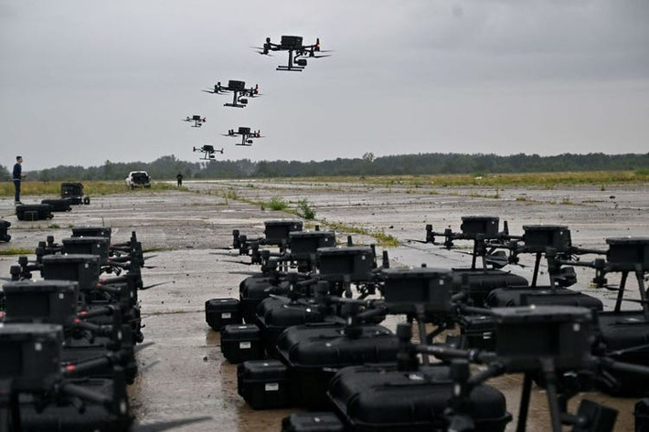 Có giá khoảng 50.000 rúp (550 USD), UAV Piranha-10 được xem là giải pháp tiết kiệm chi phí cho các hoạt động quân sự. Piranya được trang bị một camera truyền không dây, giúp người điều khiển có góc nhìn thứ nhất về môi trường nơi máy bay không người lái bay và có thể quay video hoặc hình ảnh tĩnh. Ảnh: Defence Blog.