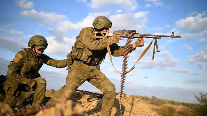 Khi trả lời câu hỏi của phóng viên tại trụ sở chiến dịch, ông Putin nói rằng, hiện tại quyền chủ động trong cuộc xung đột hoàn toàn nằm trong tay Quân đội Nga. Ngoài ra, trước câu hỏi liệu một cuộc xung đột toàn diện giữa Nga và NATO có thể xảy ra hay không và khả năng xảy ra như thế nào, ông Putin cho rằng mọi thứ đều có thể xảy ra trong thế giới hiện đại. Ảnh: NetEase.