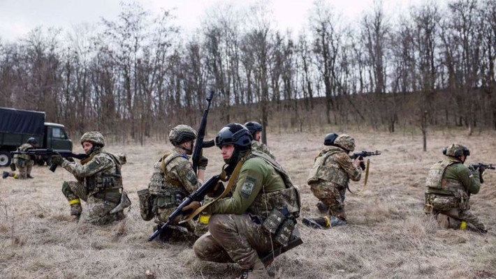Ví dụ tiêu biểu, Ukraine đã sử dụng tên lửa Storm Shadow và máy bay không người lái, dưới sự hỗ trợ của các sĩ quan nước ngoài để tấn công cầu Crimea, Moscow, Hạm đội Biển Đen của Hải quân Nga và các sân bay chiến lược của Nga...