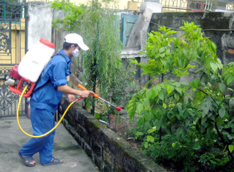 Diệt muỗi để phòng bệnh sốt xuất huyết. Nguồn nước tù đọng, thời tiết nóng ẩm tạo điều kiện cho muỗi và virus sinh sôi nảy nở gây bệnh cho người. Do đó cách phòng bệnh tốt nhất là diệt muỗi, diệt bọ gậy (lăng quăng) và phòng chống muỗi đốt.