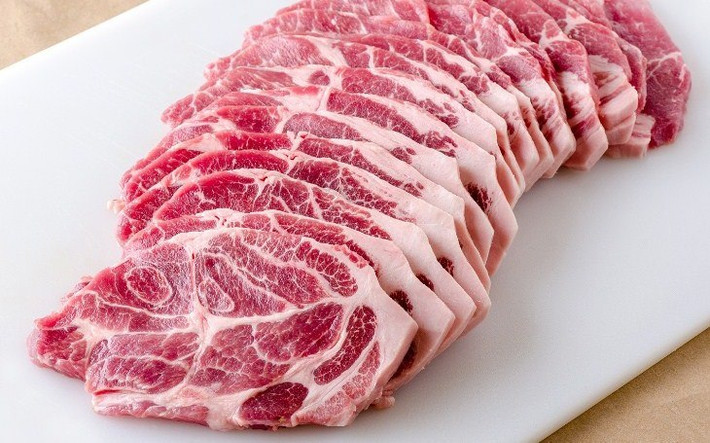 Lưu ý nên lựa chọn những loại thịt trông tươi ngon, có độ đàn hồi tốt và không bị chảy nước. Ngoài ra, thịt không có mùi hôi hay mùi lạ nào khác. Chỉ mua thịt ở những địa chỉ đáng tin cậy và có dấu kiểm dịch của các cơ quan chức năng.