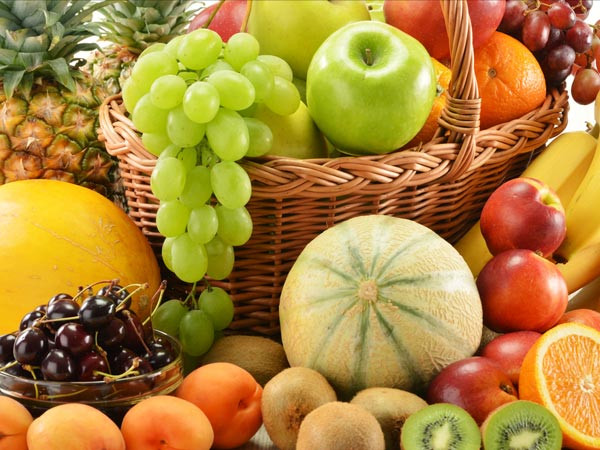 Trái cây và rau xanh. Một số loại trái cây và rau xanh rất giàu magie, canxi và kali giúp cơ thể bù nước.