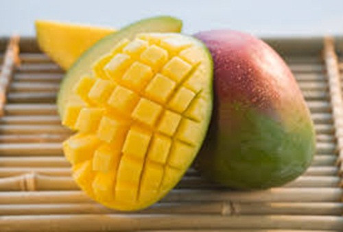 Tuy nhiên, nó lại có chỉ số đường cao và vì vậy bạn không nên ăn nó về đêm, đặc biệt là những người mắc bệnh tiểu đường. Tốt hơn hết, bạn nên ăn dứa và xoài vào buổi sáng sẽ cung cấp cho cơ thể nhiều dinh dưỡng nhất.