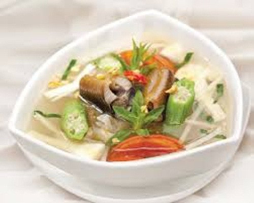 Đã từng ăn canh chua cá bông lau, cá ba sa, cá dứa nấu với me tươi hoặc me muối, ta đã không thể không buột miệng khen ngon. Thì khi các loại cá này được nấu với bồn bồn, dứt khoát nồi canh chua đó sẽ trở thành nỗi nhớ mãi mãi cho những ai đã từng ăn.
