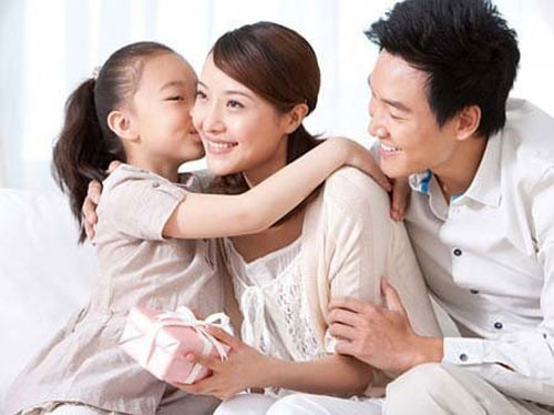 Vì vậy, cần kiềm chế cảm xúc, nói ít một chút, nói chậm hơn một chút, thông thường chỉ nên dùng tối đa “ba câu nói” để biểu đạt ý của mình. Làm như vậy sẽ tránh được một cuộc tranh cãi không đáng có, mà còn cải thiện tình cảm, vợ chồng hiểu nhau hơn.