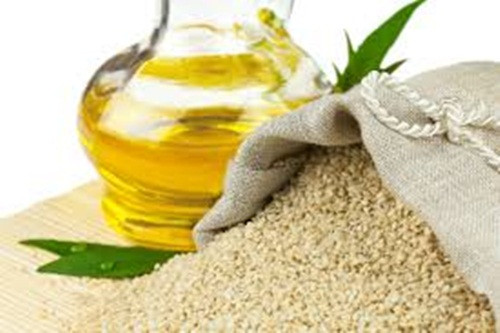Dầu mè cũng chứa phosphatidylcholine, một chất dinh dưỡng có liên quan chặt chẽ với một bộ não khỏe mạnh. Tuy nhiên, bạn nên hạn chế dùng dầu mè bởi nó cũng có chứa nhiều axit béo omega 6.