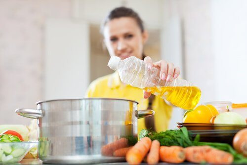 Rất nhiều người nghĩ rằng, cứ là dầu thực vật thì sẽ tốt cho sức khỏe. Thế nhưng, một số loại đã được chứng minh ngược lại điều đó. Dầu chỉ tốt khi nó được cấu tạo bởi các chất béo không bão hòa.