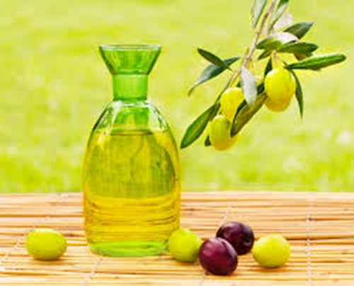 Dầu ô liu. Đây là loại dầu ăn lành mạnh nhất. Nó từ lâu đã được xem là thành phần cơ bản trong chế độ ăn Địa Trung Hải và là chất béo không bão hòa đơn có lợi ích tuyệt vời cho sức khỏe tim mạch.