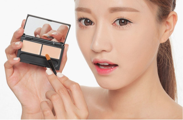 Nếu bạn cảm thấy vô cùng thất vọng sau mỗi lần trang điểm không thành công. Đừng vội đổ lỗi cho nhan sắc của mình. Có thể do bạn dùng đồ trang điểm chưa tinh tế, trong đó phấn lót có ảnh hưởng lớn đến toàn bộ gương mặt của mình.