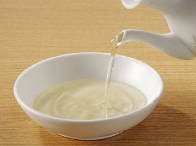 Nếu bạn muốn dùng dấm lên da, hãy pha loãng với nước. Nếu thấy khó chịu khi dùng nó, ngừng ngay lập tức. Trong mọi trường hợp, sản phẩm này không phải để chăm sóc da, vì vậy nên tránh nó hoàn toàn.