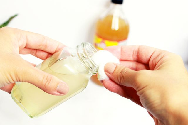 Giấm. Cho dù mụn hay nấm thì giấm cũng được khuyến cáo không nên trực tiếp bôi lên da bởi các axit acetic sẽ gây hại cho da mặt, đặc biệt nếu bạn có da nhạy cảm, vết thương hở, vết cắt hoặc bỏng.