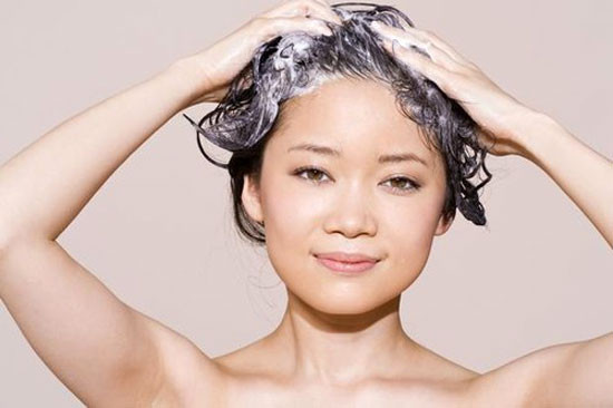 Sản phẩm dầu gội cũng vậy. Nó chứa đầy các thành phần hóa học làm cho da dễ kích ứng và khô.