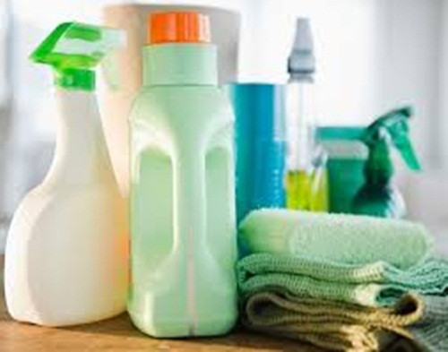 Mẹ bầu là nên tránh xa các sản phẩm vệ sinh. Các sản phẩm có chứa các thành phần cần tránh xa bao gồm :Sodium hydroxide, hydrochloric acid, butyl cellusolve, formaldhyde, bleach, ammonia, sulffamic acid, petroleum distillates, sulfuric acid, lye và mopholine.