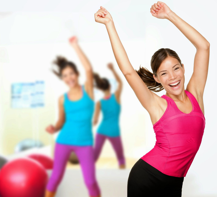 Thoái hóa. Quá trình lão hóa xương có thể gây đau lưng. Những điều kiện như cột sống hẹp, viêm khớp hoặc thoái hóa đĩa, vẹo cột sống đều có thể gây đau. Với các vấn đề thoái hóa này, có thể giảm đau hiệu nghiệm bằng cách tập thể dục.