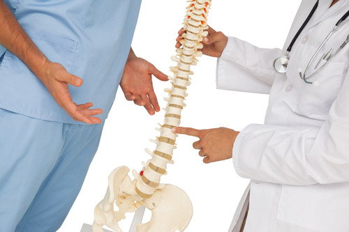 Bệnh thận. Thận có chức năng lọc máu và thải độc qua đường nước tiểu. Nếu thận yếu sẽ gây ra nhiều bệnh và một trong những triệu chứng của nó là đau lưng. Khi thận bị tổn thương dẫn tới tình trạng đau lưng vùng hông, gần xương sườn..tạo ra các cơn đau dữ dội hoặc âm ỉ.