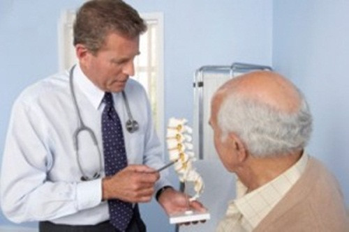 Bệnh lao. Với các dấu hiệu đau lưng phía trên kèm theo tức ngực, có ho kèm với sốt nhẹ, người bệnh sút cân kéo dài thì đó có thể là triệu chứng của bệnh lao ở nam giới do hút thuốc hút hoặc lao tâm, lao lực nhiều.
