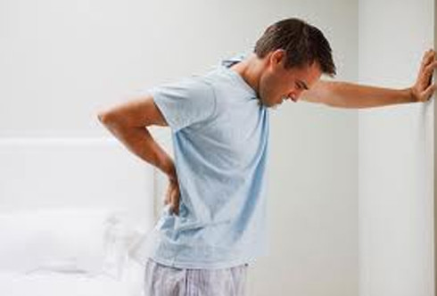 Viêm tuyến tiền liệt. Viêm tuyến tiền liệt hay nhiễm khuẩn hệ thống tiết niệu thường là nguyên nhân gây nên những cơn đau lưng ở nam giới với các triệu chứng như: đau tức thắt lưng, đau bộ phận sinh dục và ống dẫn niệu.