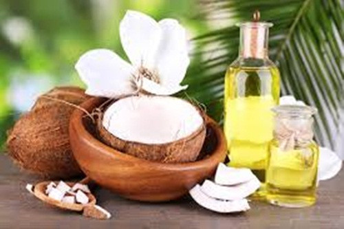 Dầu dừa cũng có đặc tính kháng sinh và kháng khuẩn, bảo vệ cơ thể khỏi các loại mầm bệnh khác nhau. Nó cũng là một nguồn năng lượng cho não bộ và góp phần làm cho cơ thể khỏe mạnh. Tuy nhiên, dầu dừa dùng tốt hơn ở nhiệt độ lạnh chứ không dùng nóng.