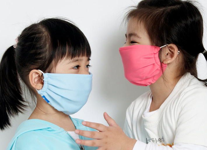 Dùng khẩu trang. Để ngăn ngừa virus và vi khuẩn lây qua đường hô hấp thì khẩu trang là biện pháp tốt nhất. Khi bản thân có các triệu chứng như hắt hơi, ho… nên đeo khẩu trang để tránh lây bệnh cho người thân.