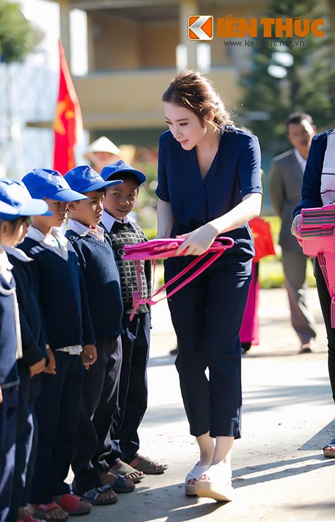 Cô tặng cặp cho các em học sinh...