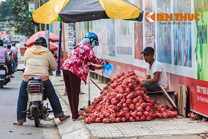 Chỉ riêng trên đường Phan Văn Trị (TP HCM) đã có ít nhất 4 điểm bán thanh long với số lượng lên đến cả tấn.