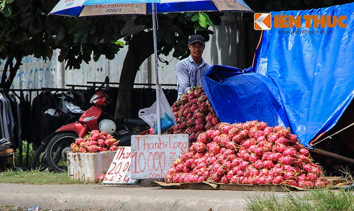 Tại Bình Dương, dọc nhiều tuyến đường cũng xuất hiện nhiều điểm bán thanh long trên vỉa hè với giá 10.000 đồng 3kg.