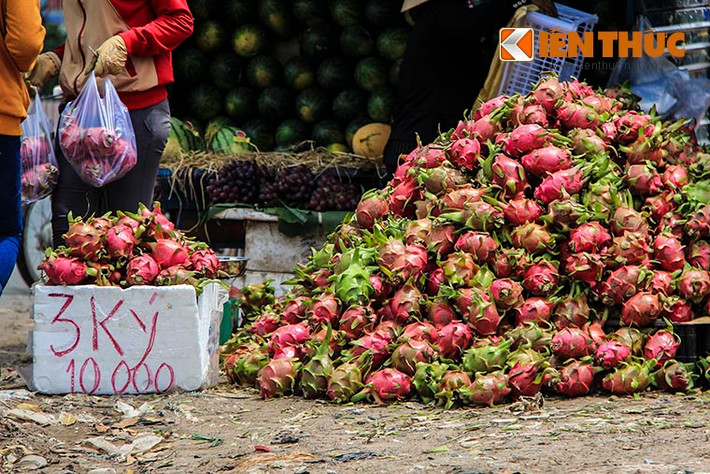 Hình ảnh thanh long giá bèo được bán trên đường phố Đồng Nai.