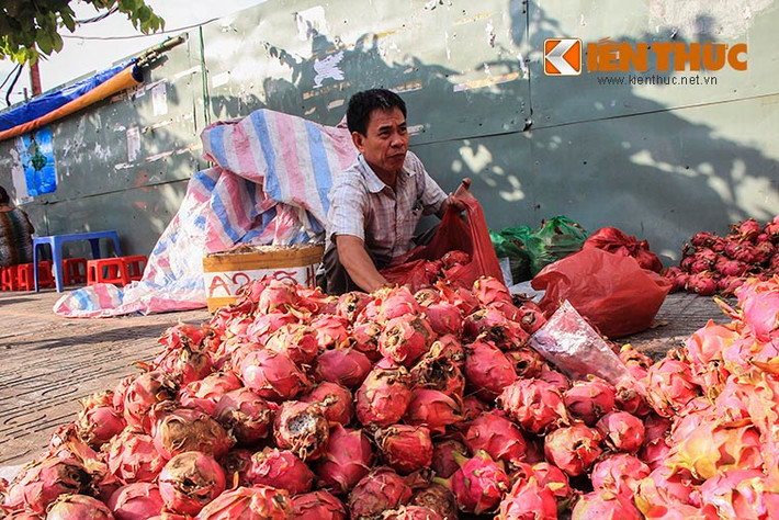"Bán với giá 10.000 đồng 4kg nhưng vẫn chẳng có ai mua. Tôi nhập về cả tấn mà mỗi ngày cố lắm cũng chỉ bán được chừng trăm kg", anh Nguyễn Văn Hiệp, người bán Thanh Long trên đường Phan Văn Trị cho biết.