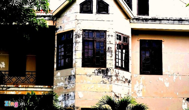 Theo thời gian, những bức tường của các ngôi nhà đang dần bong tróc, loang lổ.
