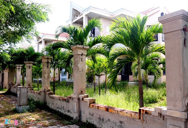 "Vào ban đêm, cả dãy biệt thự bỏ hoang sang trọng này chỉ lác đác vài ánh đèn. Về đêm, nơi đây còn có tiếng ếch, nhái, côn trùng kêu, mọi người ít dám đến gần", anh Vũ Văn Hành, sống cách đó khoảng 100 m, cho hay.