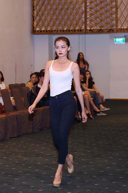 Hoàng Oanh Next Top sải bước đầy tự tin trên sàn catwalk.