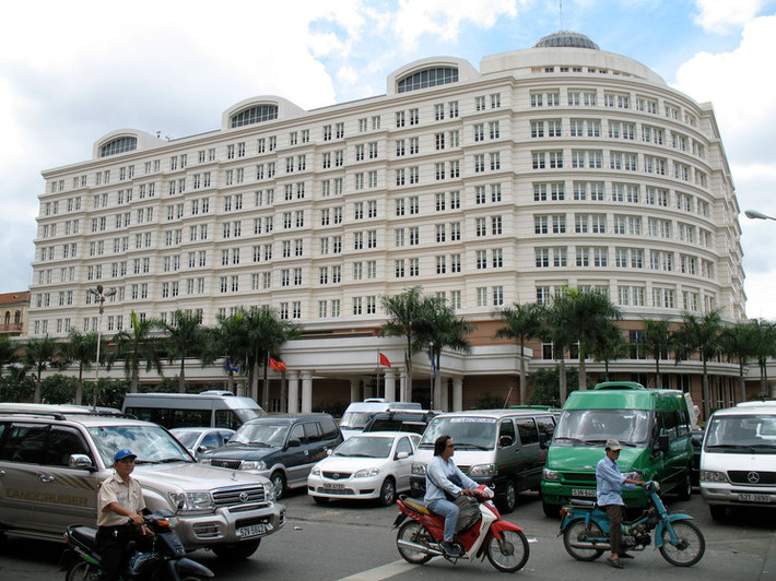 Khu đất đối diện khách sạn Park Hyatt: Dện tích khu này là 8.180m2 giáp Công trường Lam Sơn, đường Hai Bà Trưng, đường Đông Du, các cạnh còn lại giáp với khách sạn Caravelle. Nơi đây có thể được sử dụng để làm văn phòng cho thuê, khách sạn cao cấp, trung tâm thương mại. Hiện khu này vẫn chưa có nhà đầu tư.
