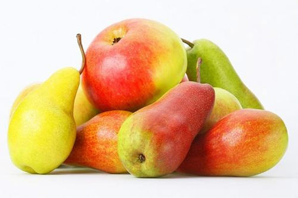 Để an toàn, tốt nhất bạn nên bỏ hạt trước khi ăn, đặc biệt khi cho trẻ nhỏ ăn, không xay lẫn hạt khi làm nước ép trái cây, sinh tố. Còn theo lương y Đa khoa Bùi Hồng Minh, người ta vẫn dùng hạt táo tàu (táo Trung Quốc) để chế thành thuốc chống mất ngủ, tuy nhiên khi chế thuốc phải có cách thức riêng. Với người bình thường, không nên ăn, nuốt hạt các loại quả này.