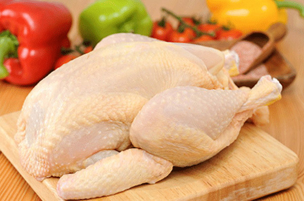 Đối với nhiều người, thịt gà là món dễ ăn, dễ chế biến. Nhưng thực tế, trên con gà có nhiều bộ phận không phải ai ăn cũng tốt, và khi kết hợp với thực phẩm khác sẽ gây hại cho sức khỏe. Dưới đây là một số sai lầm gây hại sức khỏe khi ăn thịt gà.