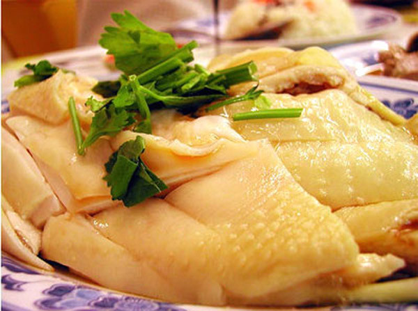 Hạn chế ăn da gà, cổ gà. Mặc dù da gà ăn rất ngon nhưng nó lại không có lợi cho sức khỏe. Thông thường da gà chứa nhiều chất béo, lượng cholesterol cũng rất cao, đây cũng là nơi ở của nhiều loại vi khuẩn.