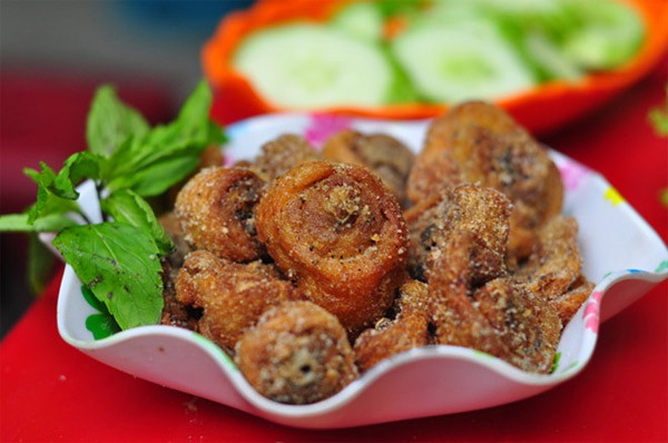 Nhất là da ở cổ, một số tuyến bạch huyết giải độc đều tập trung ở lớp mỡ dưới da của cổ gà, trong những tuyến này có các độc tố gây bệnh và chất tăng trọng trong chăn nuôi còn lưu lại.