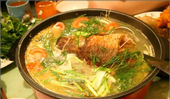 Ăn với cá chép, tôm. Thịt gà cam ôn, cá chép cam hàn, ăn lẫn sẽ sinh chứng mụn nhọt hoặc phát chứng trường ung, khi bị nên nấu nước đỗ đen uống sẽ khỏi.