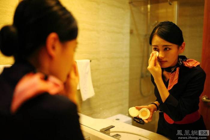 Sau chuyến bay dài, tiễn hành khách xuống máy bay, cô Wang lại sửa soạn hành lý để trở về. Cô đã trải qua khóa huấn luyện kéo dài 6 tháng với nhiều bài học về trang điểm, sơ cứu.