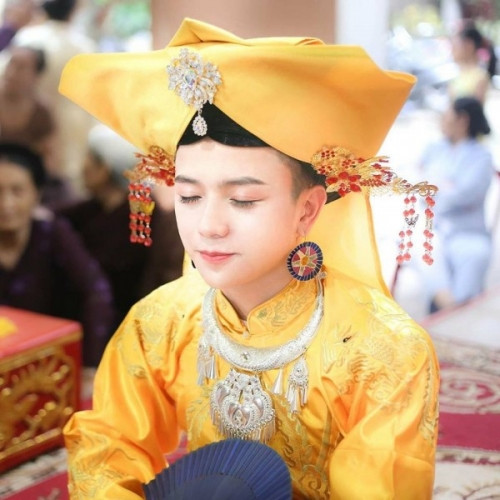 Trước đó, chàng trai này được cư dân mạng biết đến với những hình ảnh hóa trang thành “cậu đồng”. Sở hữu gương mặt thanh thoát nên chàng trai này được cư dân mạng gọi là "Mỹ nam hầu đồng" hay "Cậu đồng đẹp trai nhất Việt Nam".