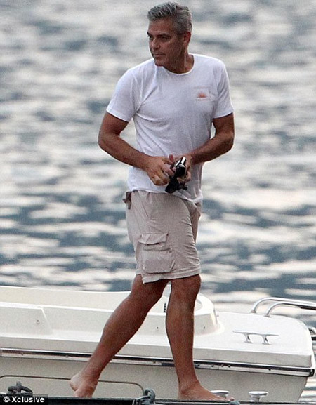 3. George Clooney: Bikram là bài tập yoga George Clooney lựa chọn để tăng cường sức khỏe. Đây là phương pháp tập yoga trong một căn phòng nóng và ẩm, rất hiệu quả cho việc giảm cân và tăng cơ bắp.