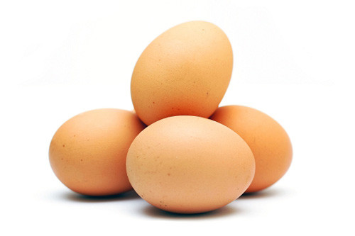 Trứng gà: Hàm lượng protein trong trứng rất cao giúp thúc đẩy sự tăng trưởng tóc và duy trì tóc khỏe mạnh. Trứng cũng giàu biotin-một loại vitamin B rất cần thiết cho sức khỏe của da đầu và tăng trưởng tóc.