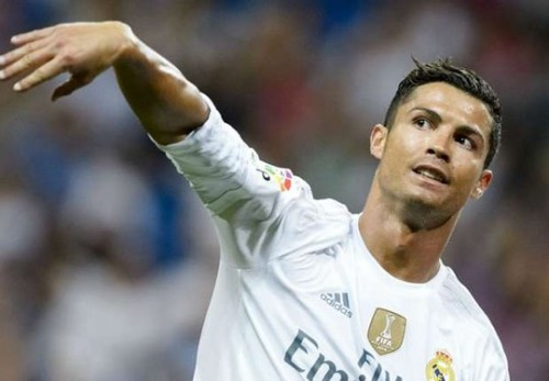 Trong cuộc trò chuyện với tạp chí Libero (Tây Ban Nha) hôm 28/8, tiền đạo Ronaldo tâm sự: “Nỗi sợ hãi lớn nhất của tôi là phải chết khi còn trẻ. Tôi không muốn chết trẻ. Tôi muốn chết khi mình đã già, khi đã 80 hoặc 90 tuổi gì đó”. Sở dĩ tiền đạo đang khoác áo Real Madrid thổ lộ như vậy là vì anh từng chứng kiến cái chết của người cha ruột khi ông còn khá trẻ. Cha của Ronaldo qua đời ở tuổi 52 vì bệnh gan mà nguyên nhân ban đầu là do nghiện rượu. Vì vậy, Ronaldo rất nghiêm túc trong việc luyện tập, thi đấu và nghỉ ngơi. Bởi vậy, rất ít khi người ta thấy anh uống rượu hay hút thuốc.