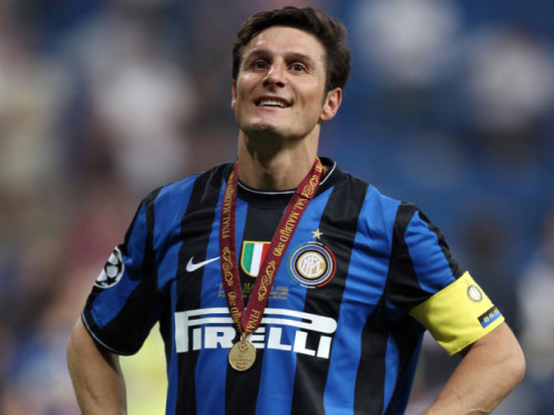 Zanetti từng bật mí, anh rất sợ bị hói đầu, “Tôi yêu mái tóc bồng bềnh của tôi và quan tâm chăm chút nó như con mọn. Mỗi tháng, tôi đều đến tiệm làm đầu một lần. Tôi thích một mái tóc được chăm chút bắt mắt…”. Zanetti kiêng khem cho mái tóc của mình tới mức, anh không cho phép ai được chạm tay vào nó, ngay cả cô vợ yêu quý Paula cũng đừng mong được đặc cách. Rất điềm đạm khi thi đấu, nhưng Zanetti không ngần ngại tuyên bố sẽ ăn thua đủ với bất kỳ kẻ nào, nếu cả gan kéo tóc mình trên sân cỏ. Zanetti sợ đến nỗi, mỗi buổi sáng thức dậy, cầu thủ người Argentina lại xót xa khi thấy một vài sợi tóc vung vãi trên giường.