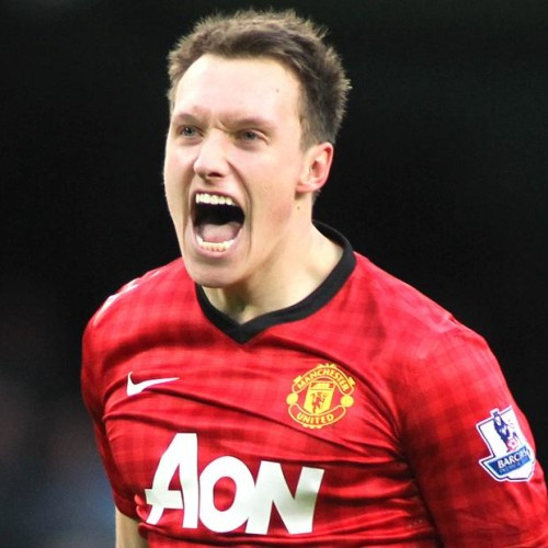 Cầu thủ thuộc biên chế M.U Phil Jones có khuôn mặt khá bặm trợn và là nỗi khiếp sợ của các tiền đạo đối phương. Tuy nhiên, ở ngoài đời Phil Jones lại rất hiền và đáng ngạc nhiên anh lại sợ đi thang máy. Điều đặc biệt, ở quê nhà nước Anh thì không sao nhưng cứ đi ra nước ngoài thi đấu là Phil Jones lại không dám bước chân vào thang máy. “Khi tôi ra nước ngoài thi đấu, tôi không thể đi thang máy, tôi không có bất kỳ vấn đề gì khi đi thang máy ở Anh, nhưng tôi không thể làm điều đó khi tôi “xa nhà”. Phil Jones giải thích thêm rằng: “Khi tôi còn trẻ, tôi có kỳ nghỉ ở Hy Lạp và tại đó tôi đã mắc kẹt trong thang máy hàng giờ. Tôi cảm thấy rất ngột ngạt. Điều đó thật kinh khủng”.