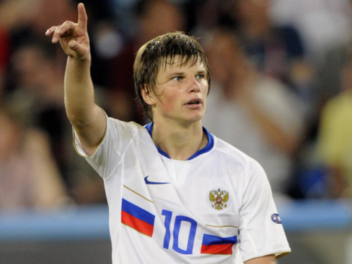 Tuyển thủ Nga Andrei Arshavin không bao giờ đi ra biển hay bể bơi, thậm chí không dám nhúng chân xuống một vũng nước sâu độ mười phân trên đường. Bởi theo Arshavin, biết đâu ở dưới nước có một con vật gớm ghiếc nào đó đang ẩn mình hòng làm hại anh.