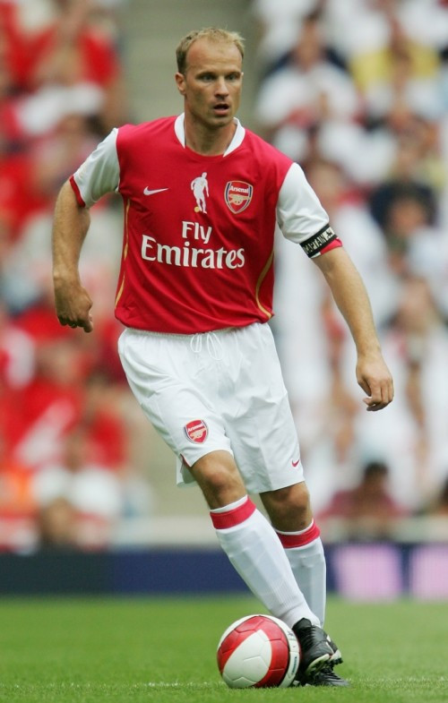 Ngôi sao bóng đá của đội tuyển Hà Lan và Arsenal Dennis Bergkamp hiện đã giải nghệ có một nỗi sợ mà nhiều người bình thường khác cũng hay mắc phải: sợ đi máy bay. Trong suốt thời gian chơi tại Arsenal, Bergkamp thường lựa chọn việc di chuyển bằng ô tô mỗi khi đội bóng thi đấu trên sân khách. Nỗi sợ hãi của Bergkamp bắt đầu vào năm 1994 khi anh đến Mỹ cùng tuyển Hà Lan dự World Cup. Hôm đó, động cơ của chiếc máy bay gặp vấn đề khiến cả đoàn bị một phen khiếp sợ. Trong cuốn tự truyện của mình, Bergkamp thề sẽ không đi máy bay thêm một lần nào nữa.