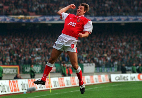 Bergkamp không phải là cầu thủ duy nhất trên thế giới sợ bay. Cùng thời với anh còn có tiền vệ Paul Merson mắc chứng bệnh tương tự. Cựu tuyển thủ Anh này từng có một câu nói rất nổi tiếng: “Chính vì sợ đi máy bay nên tôi thường phải uống thật nhiều rượu để chiến thắng nỗi sợ đó”.