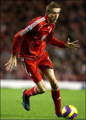 Cao kều Peter Crouch từng thú nhận mình hay gặp những cơn ác mộng khủng khiếp. Trong giấc mơ, Crouch luôn thấy mình lùn đi trông thấy và trở nên vô cùng nhỏ bé so với mọi người và không ai còn nhận ra sự có mặt của Crouch. Điều lo sợ này khiến Peter Crouch sau đó phải đi khám bác sĩ và được họ đưa ra lời giải thích, “Một trong những vấn đề chính của Peter Crouch là anh bị ám ảnh về việc mình quá cao. Với chiều cao “khủng” của mình, Crouch quen nhìn mọi thứ từ trên cao nên anh ta thấy sợ mình phải lùn đi”.
