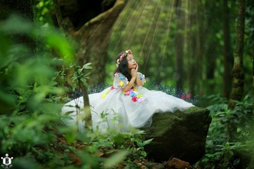 Bộ ảnh này được chụp tại Ba Vì, trong thời gian 2 tiếng. Chị Lệ chia sẻ, sau mỗi tấm ảnh, chị luôn nấp ở sau để chăm sóc con dễ dàng hơn. Vào rừng chụp nên đôi lúc vì sợ ong, vắt, muỗi mà bé đã khóc to nhưng sau đó lại quyết tâm trở lại tiếp tục chụp.