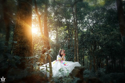 "Vì mặc váy có nhiều hình hoa quả nên ong cứ bay vèo vèo quanh người. Mình phải cầm cái cành cây để xua ong. Lúc bé khóc, mình dỗ dành nhưng bé bảo ngay rằng: "Thôi, hi sinh vì ảnh đẹp mẹ nhỉ", chị Lệ nói.